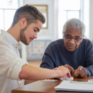 Ein junger und älterer Mann sortieren Tabletten
