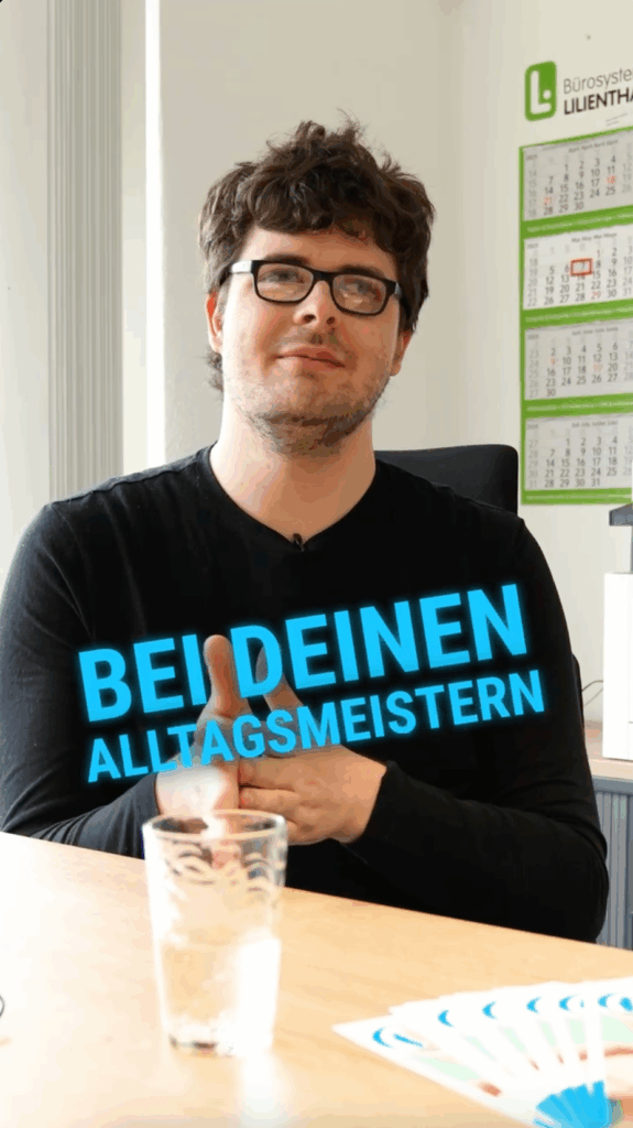 Portrait eines jungen Mannes mit kurzen dunklen Haaren, Brille und schwarzem Shirt