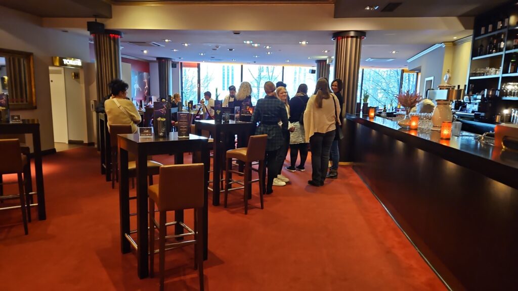 eine Bar mit mehreren Personen, die sich unterhalten